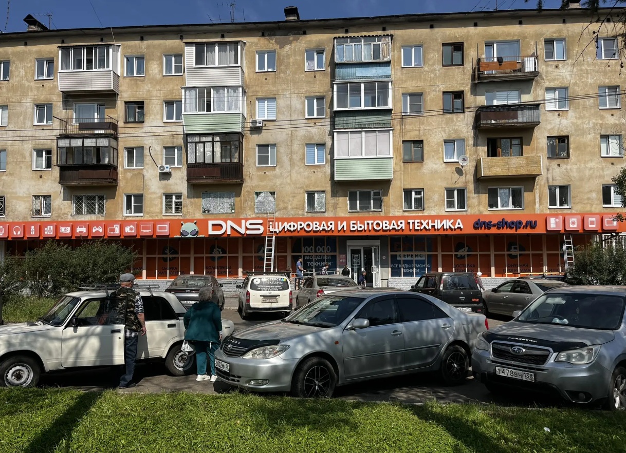Монтаж фасадной рекламной конструкции
